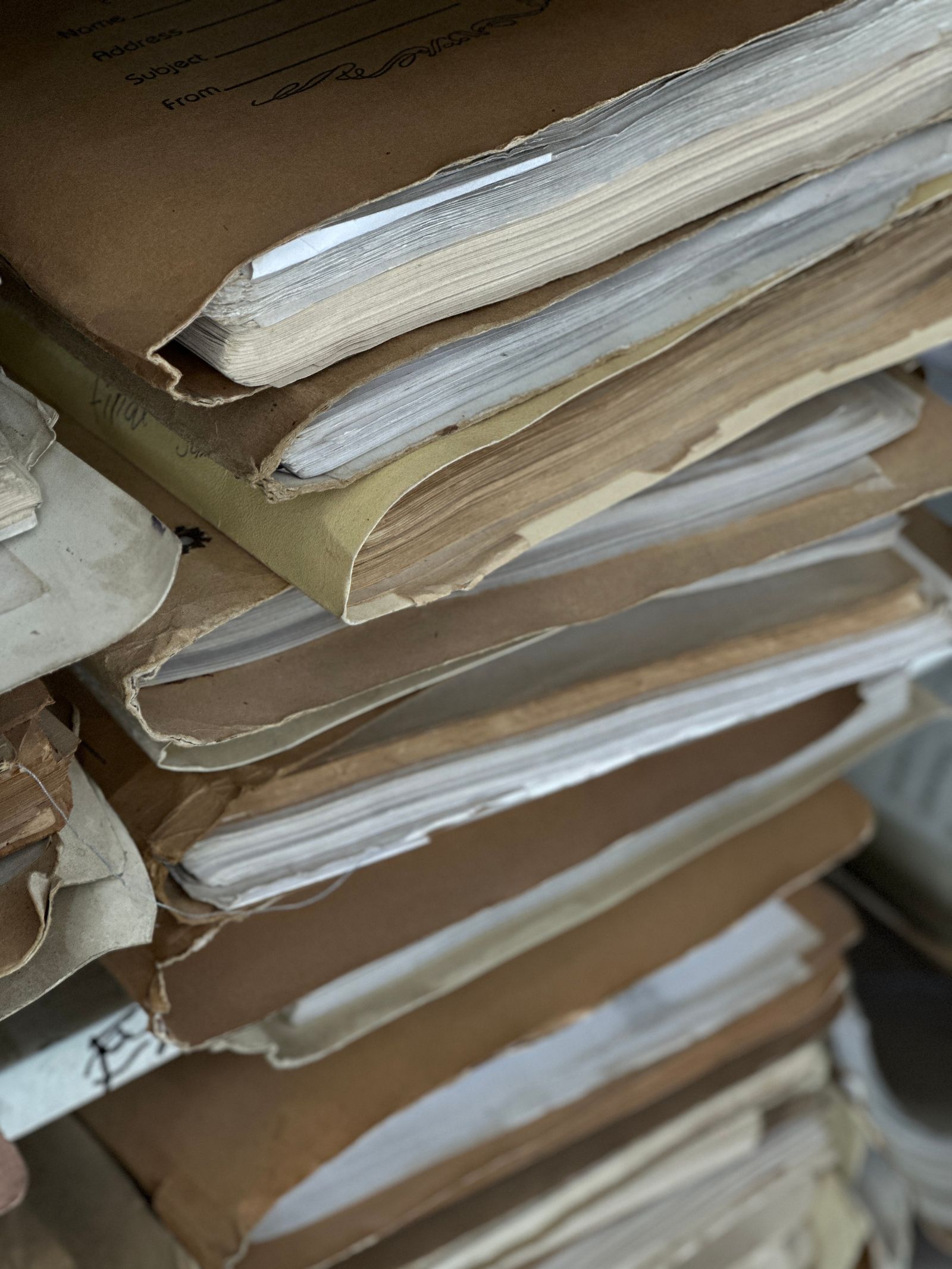 Documento público em leilão: dez casos em três anos — e cada um foi, antes, uma falha de registro